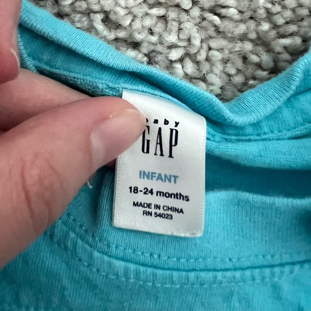 🔹GAP: Boy size 18-24 M, blue short sleeve t-shirt w/“coconut island” theme🔹 - Picture 2 of 8